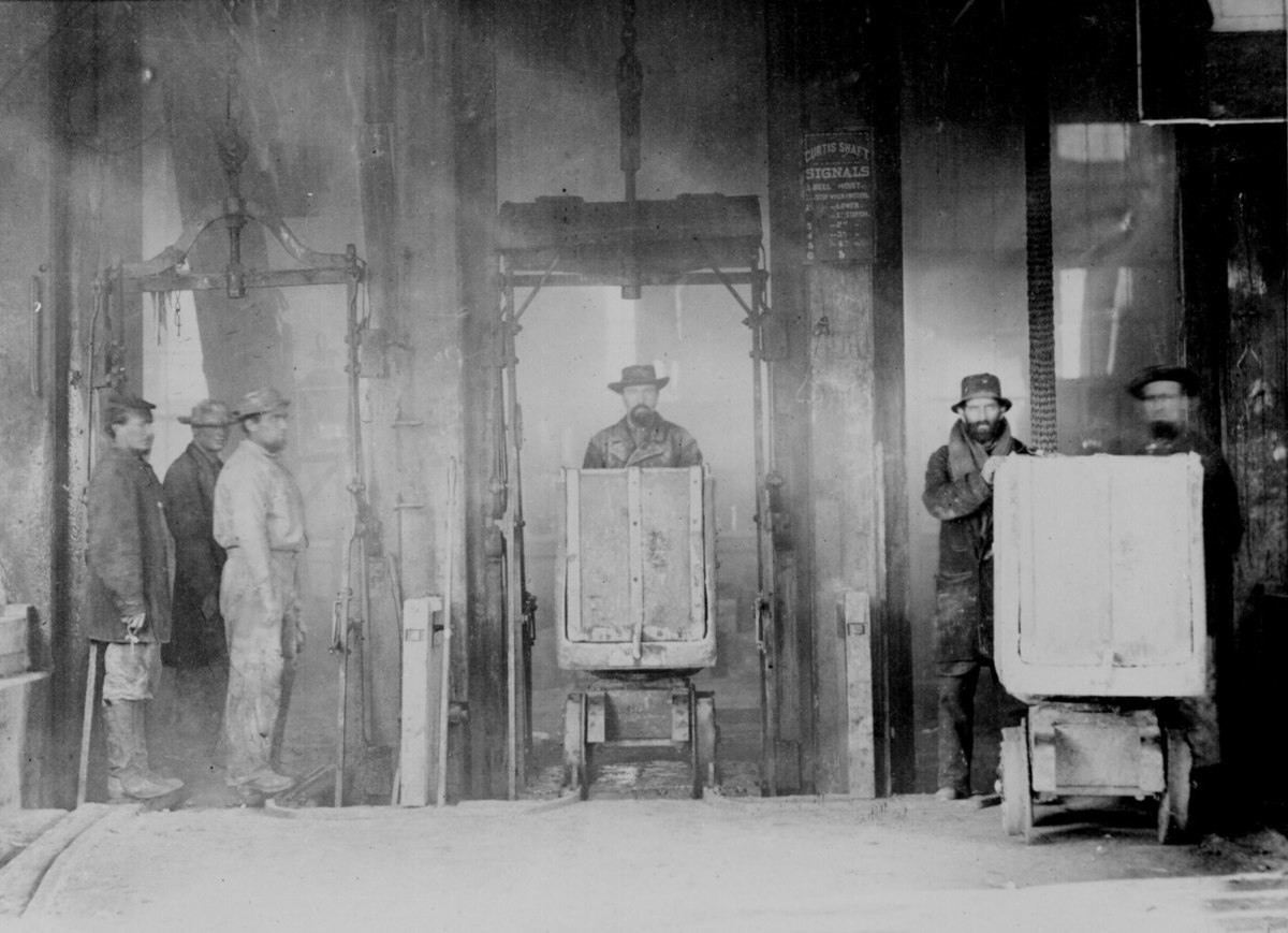 عمال مناجم لدى خروجهم من أحد المناجم في (فيرجينيا سيتي) في ولاية (نيفادا) بين سنتي 1867 و1888.
