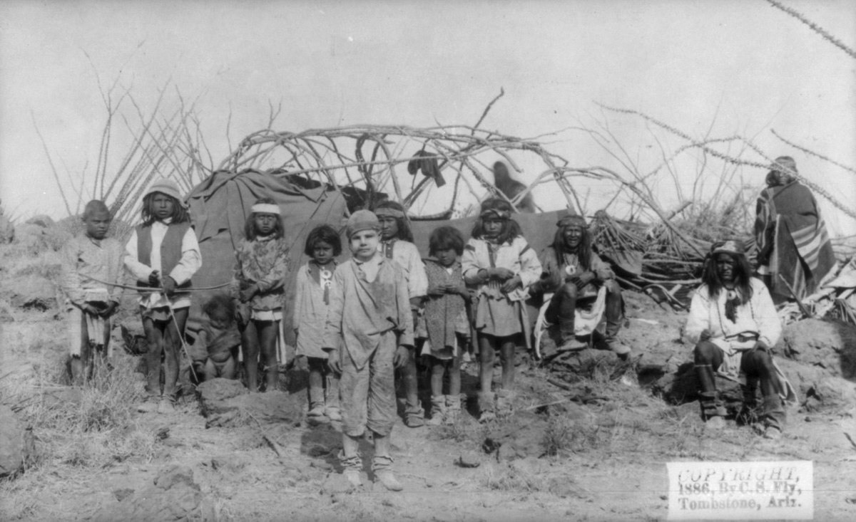 طفل أسير بين آسريه من قبيلة الآباتشي في (أريزونا) سنة 1886، يدعى هذا الطفل (جيمي مكين) والذي قاوم بشدة تحريره وإعادته إلى عائلته من طرف الأمريكيين، ذلك أنه كان يرغب في البقاء والعيش مع الآباتشي.
