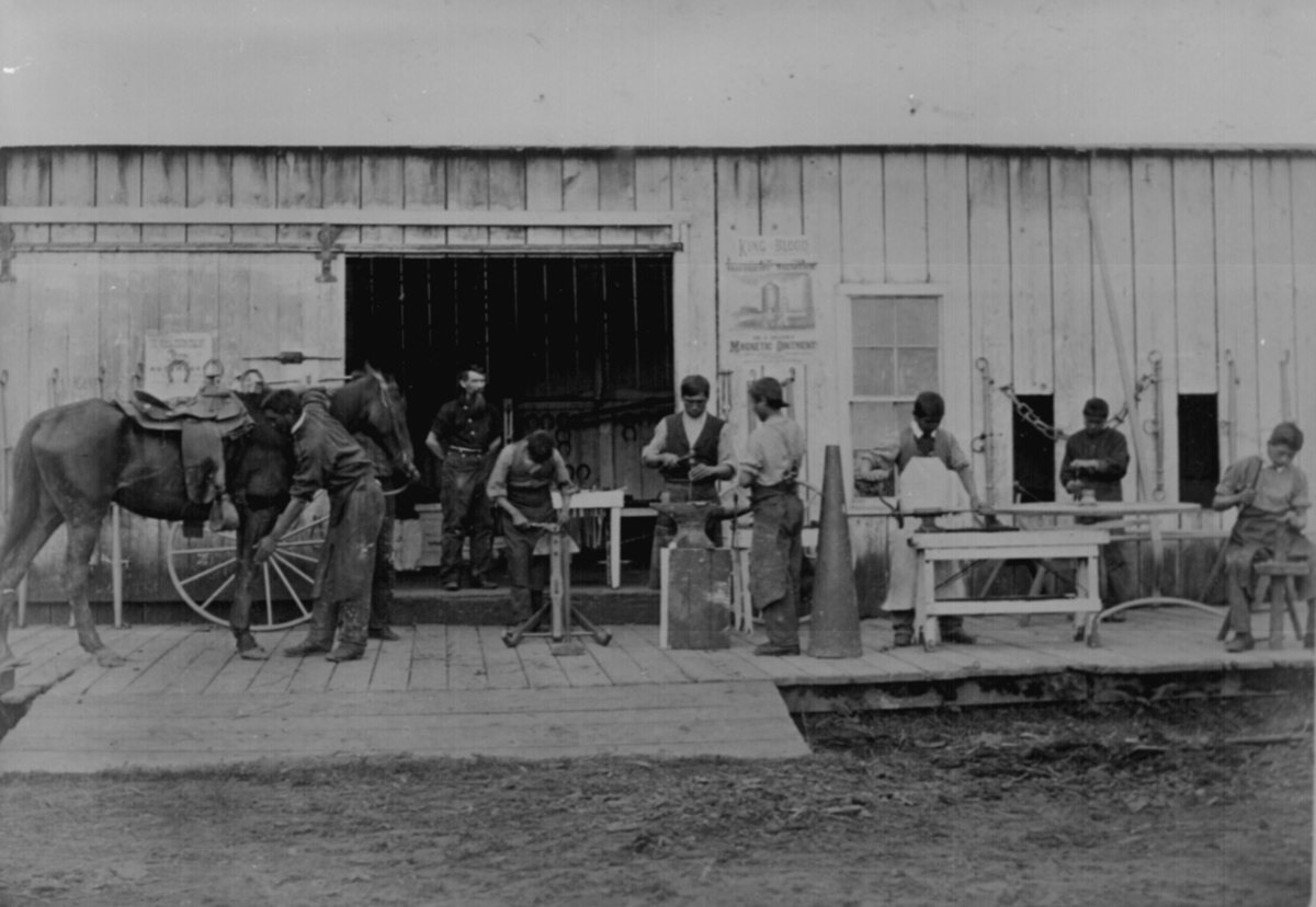مدرسة هندية لتعليم الحدادة والتدرب عليها في (فورست غروف) في (أوريغون) سنة 1882.