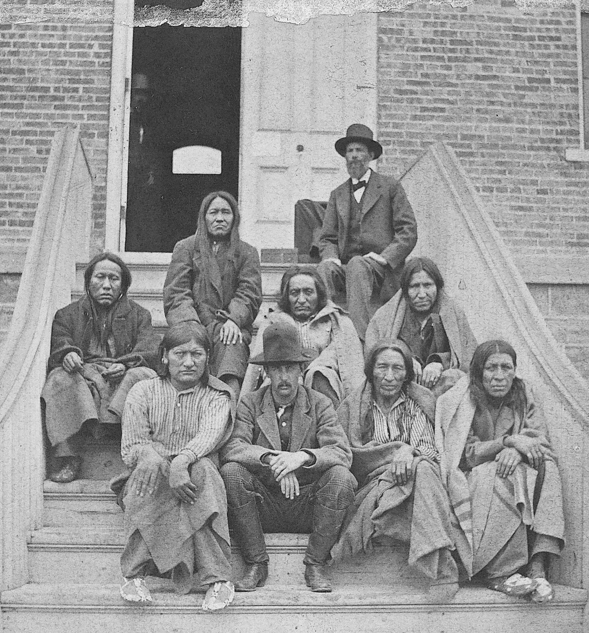 أمريكيون أصليون من قبيلة الـ(شايان) بعد محاولتهم الهرب من المحمية التي خصصت لهم وعودتهم إلى موطنهم، احتُجزوا كمساجين في (كانساس) سنة 1879.
