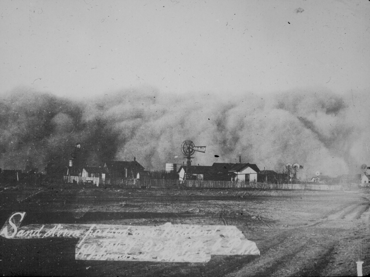 عاصفة رملية تمر عبر إحدى المزارع في (ميدلاند) في (تكساس) سنة 1894.
