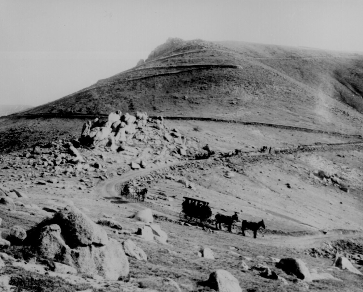 عربات تسافر على طريق جبلي في قمة (بايكس) سنة 1911.