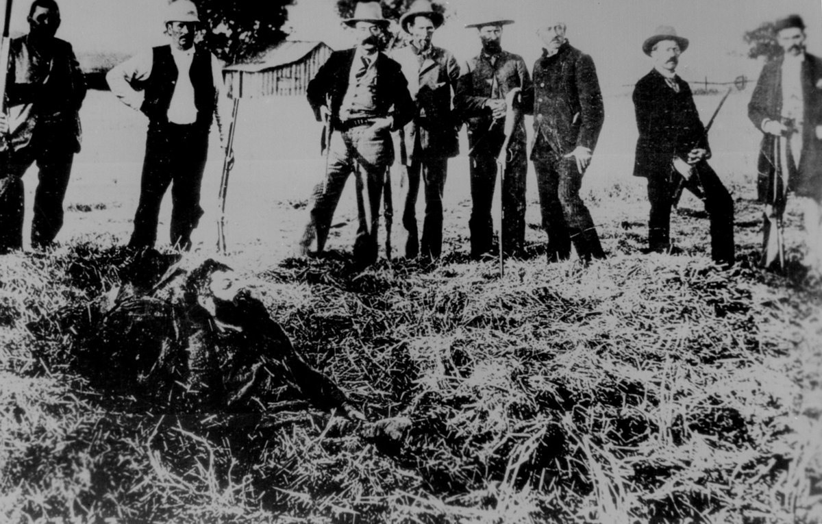 في هذه الصورة نرى الخارج عن القانون (جون سونتاغ) وهو مستلقٍ أرضا بينما يلفض أنفاسه الأخيرة بعد عملية تبادل إطلاق النار مع مجموعة من القوات المسلحة في (ستون كورال) في (كاليفورنيا) سنة 1893.