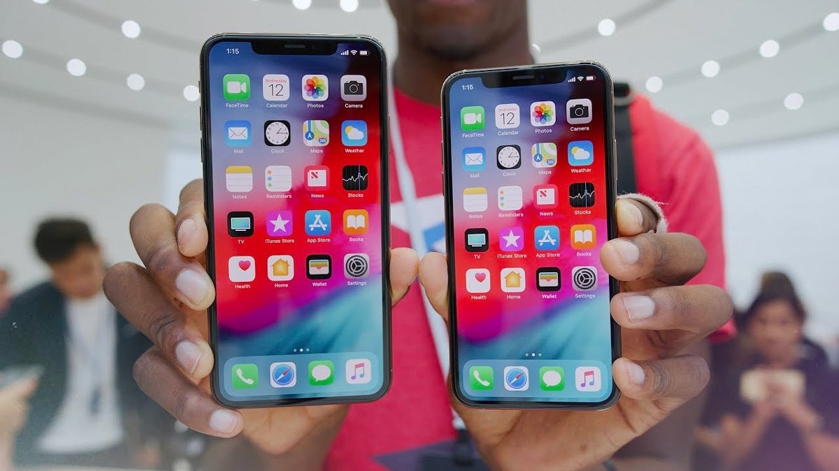 على اليمين هاتف iPhone XS، وعلى اليسار هاتف iPhone XS Max
