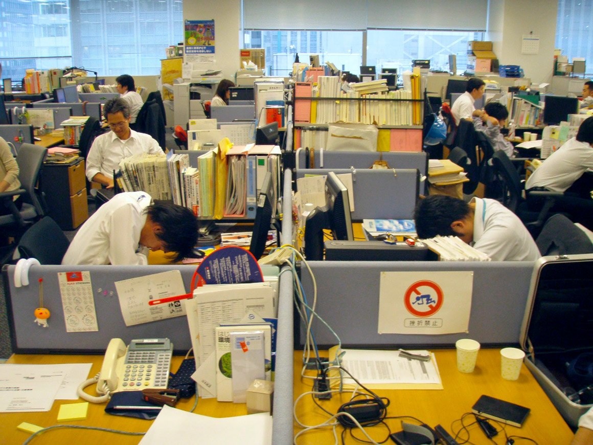 يابانيون نائمون في أماكن العمل