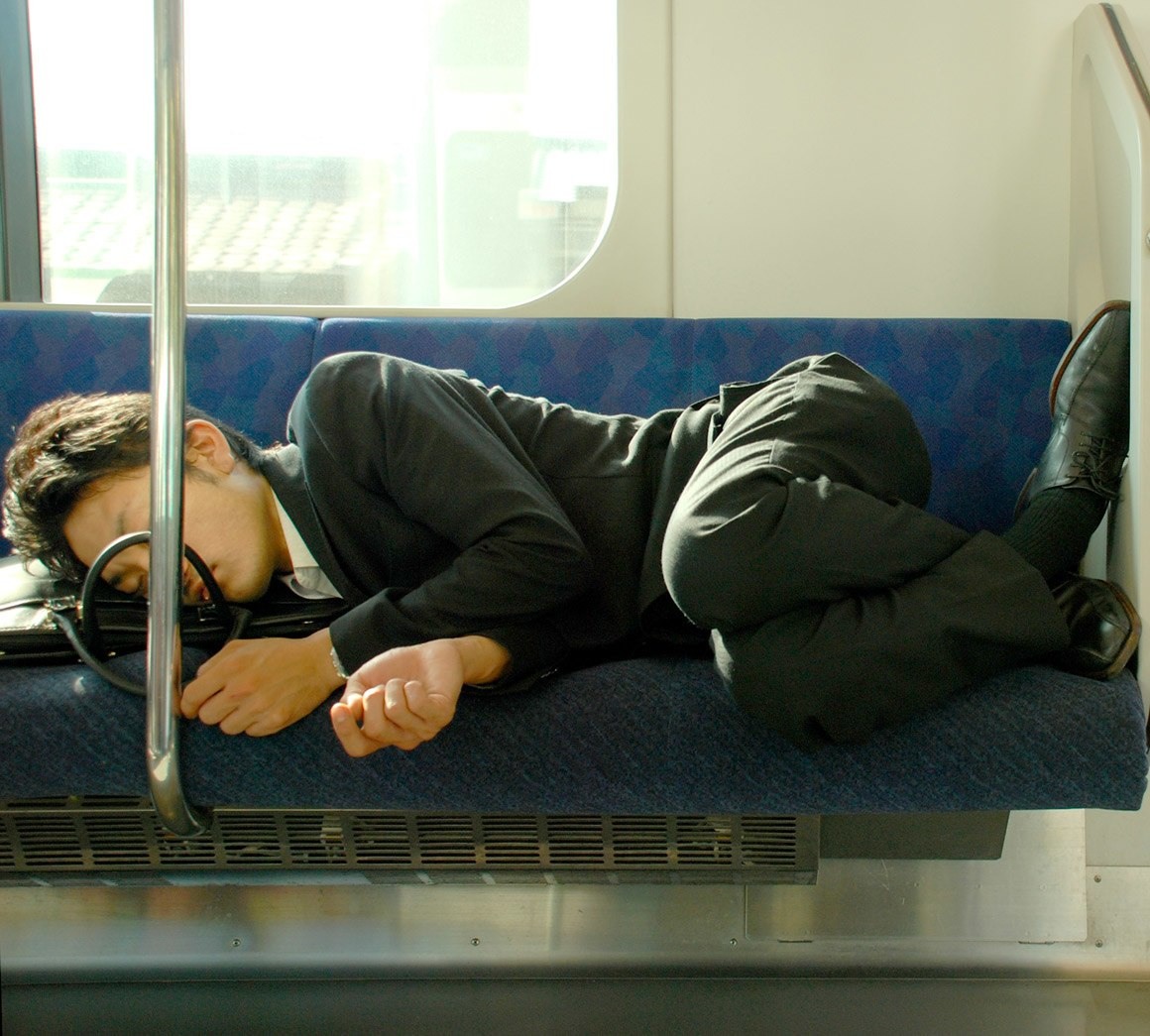 التقط هذه الصورة أحدهم في صباح يوم عمل عندما كان متوجها إلى (طوكيو) على متن القطار