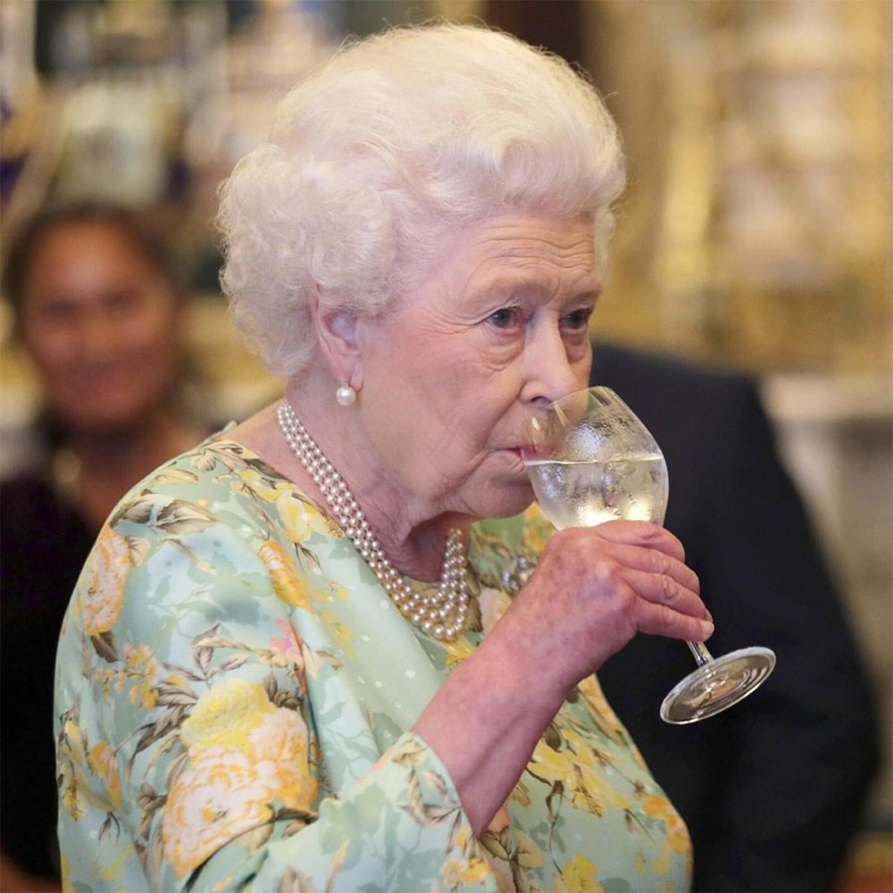 الملكة إيليزابيث الثانية تتناول مشروبا
