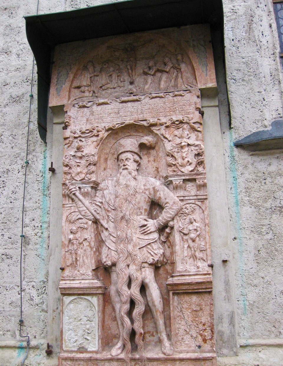 تمثال صنع تخليدا لذكرى (هانس ستينينغر) خارج كنيسة نمساوية.
