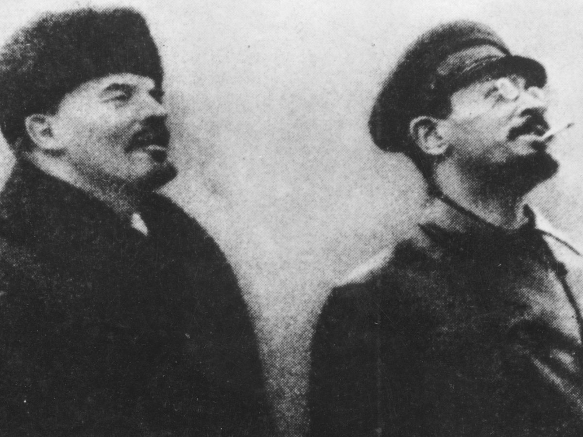 (فلاديمير لينين) و(ليون تروتسكي) القائدان الثوريان البلشفيان.