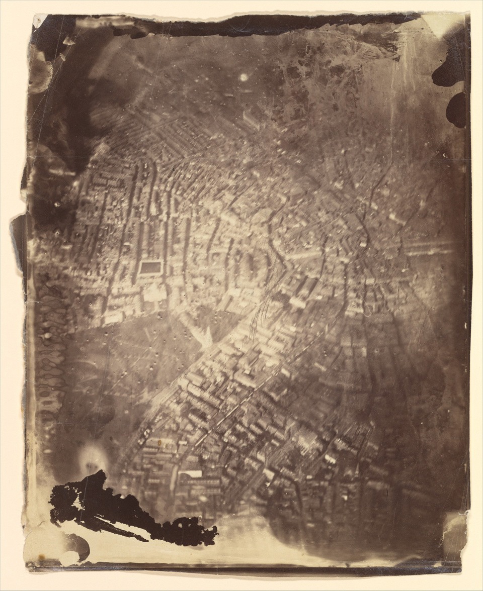 هكذا تبدو مدينة (بوسطن) إن كنت تطوف فوقها في منطاد هوائي. يقدر تاريخ الصورة إلى 1860.