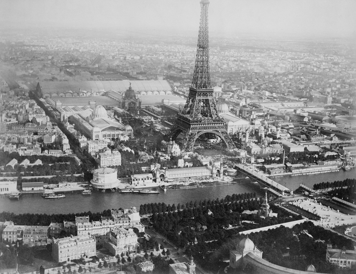 مشهد لبرج (إيفل) مع الأبنية المحيطة به من مدينة باريس عام 1889.
