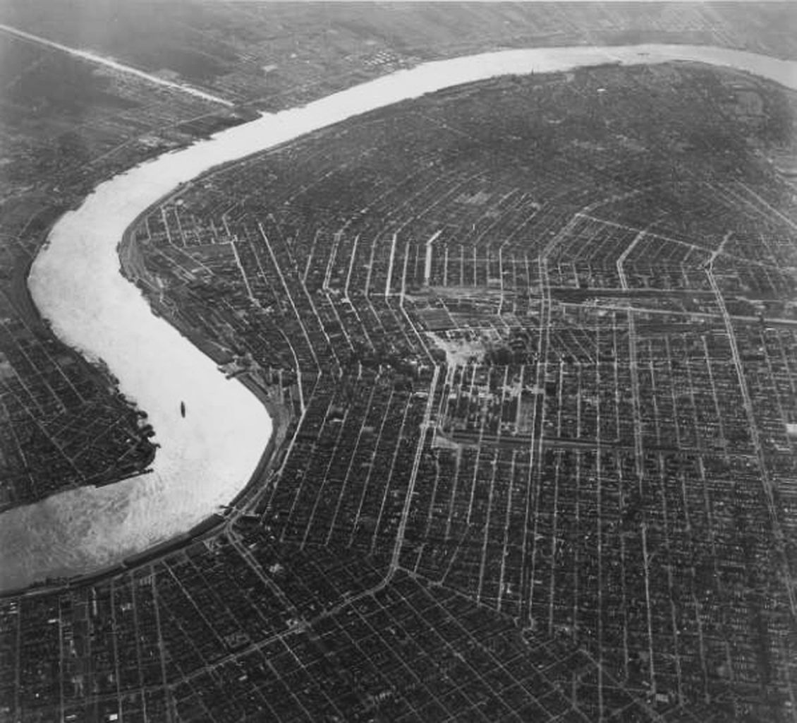 نهر (الميسيسيبي) وهو يلتف كالأفعى حول مدينة (نيو أورلينز) الواقعة في (لويزيانا). سنة 1951