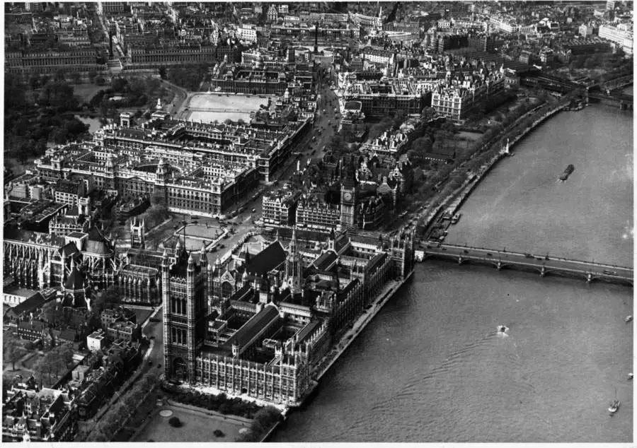 صورة جوية تبين قصر (وستمنستر) وساعة (بيغ بن) على ضفاف نهر التايمز في لندن، حوالي عام 1900.