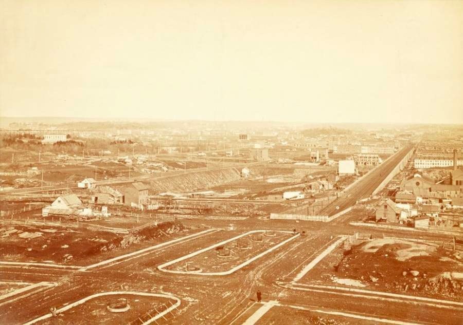 صورة لحي (كارينجي هيل) الواقع في مدينة (نيويورك) قبل بناء ناطحات السحاب في هذه المنطقة بفترة طويلة. عام 1882