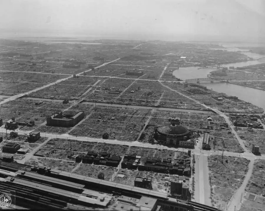صورة جوية لمدينة طوكيو وهي غارقة في الدمار بعد الحرب العالمية الثانية. حوالي عام 1945