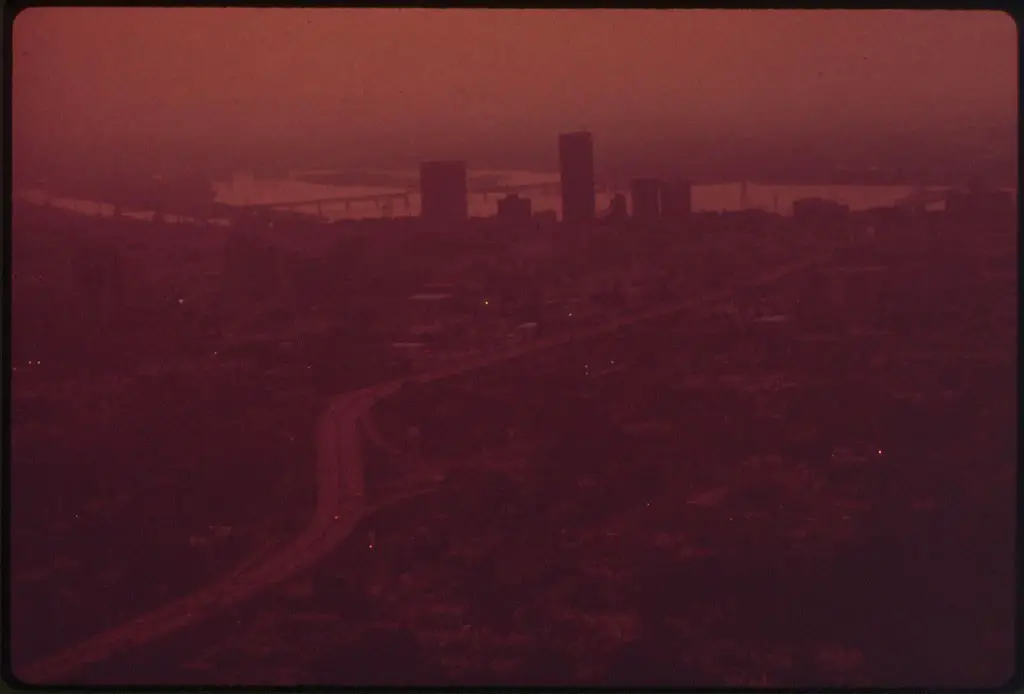 مشهد لمدينة (لويسفيل) في (كنتاكي) وهي محاطة بالضباب والدخان الناجم عن التلوث