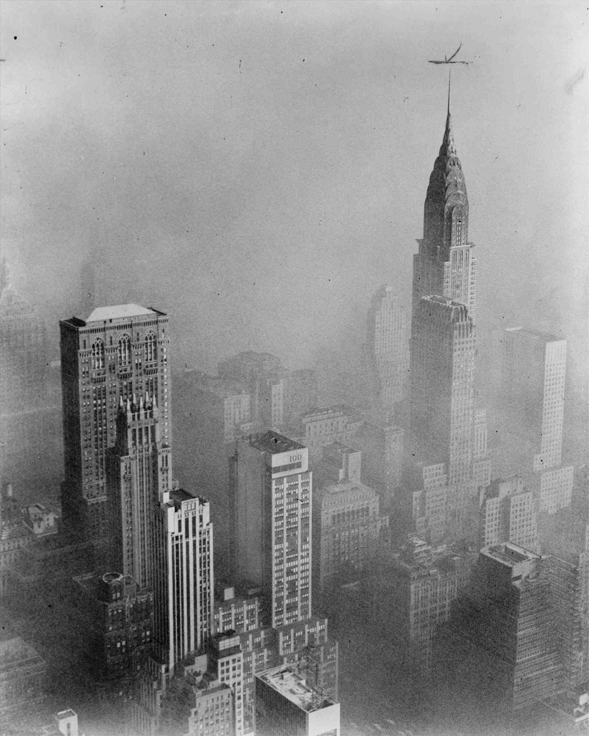 مبنى (كرايسلر) الواقع في مدينة (نيويورك) والضباب يلفّه ليبدو بمنظر غامض كأنه مشهد في فلم هوليوودي ساحر. سنة 1952