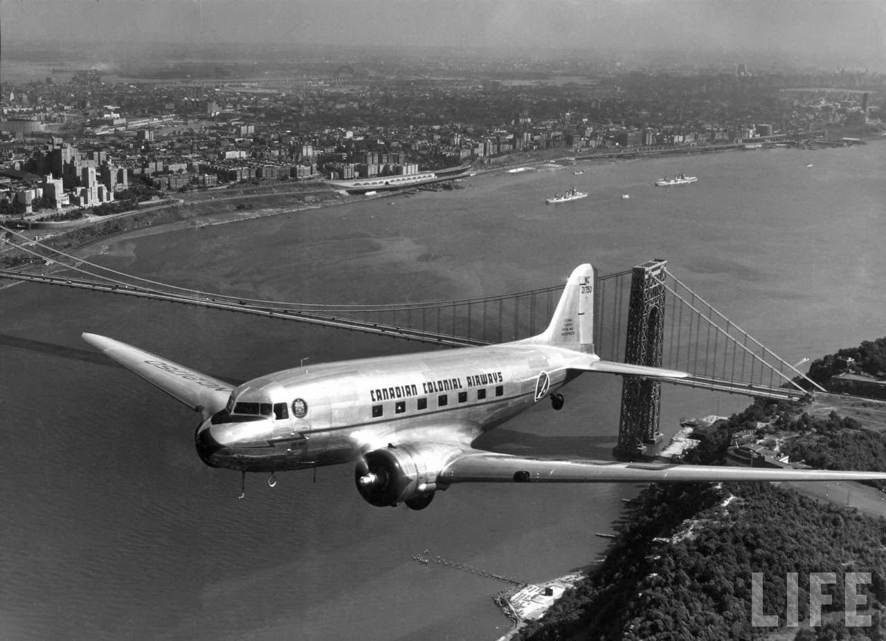 نرى في هذه الصورة طائرة كندية تحلق فوق جسر (جورج واشنطن) في مدينة (نيويورك) في طريقها إلى مدينة (مونتريال) الكندية، عابرةً من فوق نهر (هادسن). سنة 1939