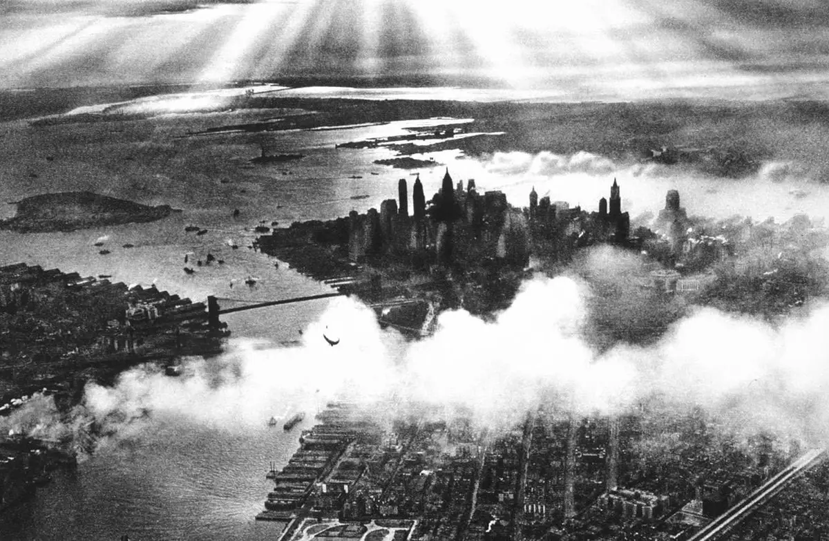 مغيب الشمس بين الضباب والغيوم وناطحات السحاب في مدينة نيويورك سنة 1932