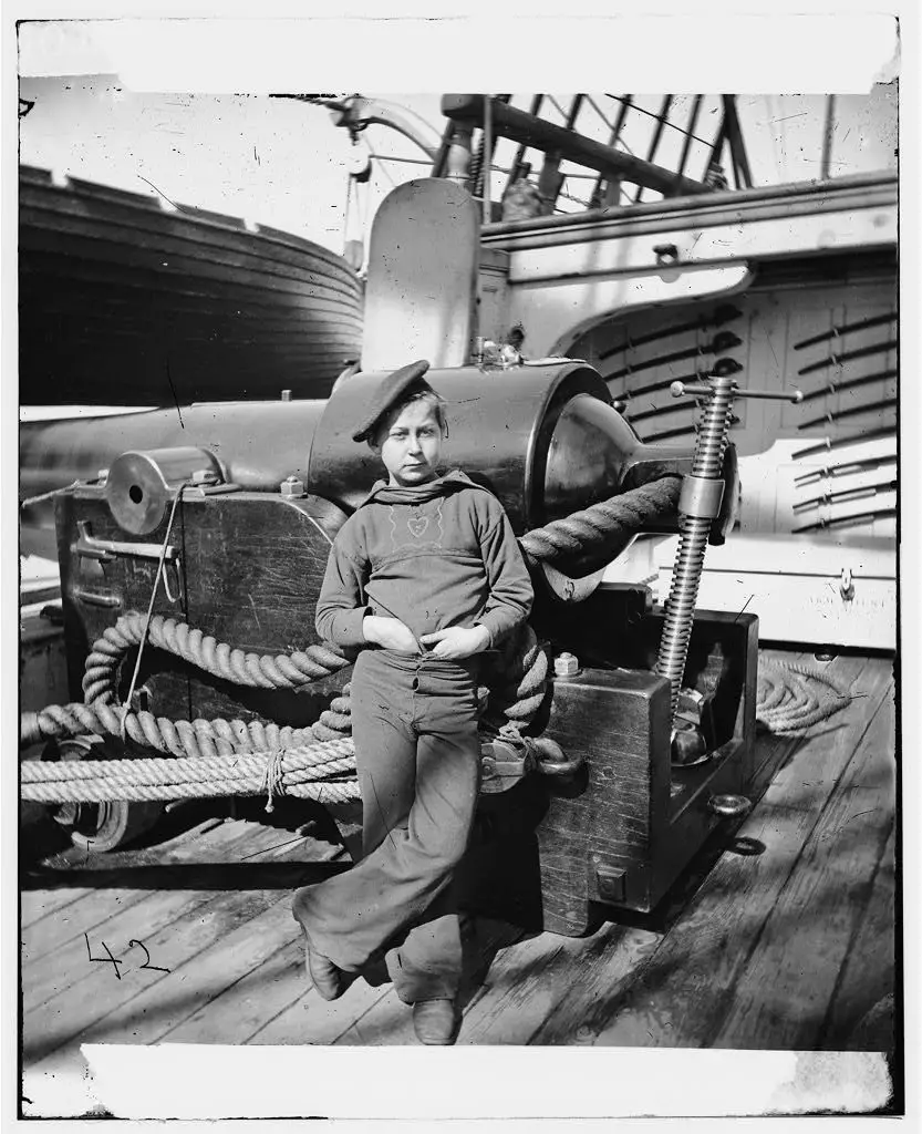 صبي «قرد بارود» على متن سفينة حربية تابعة لقوات الاتحاد خلال الحرب الأهلية الأمريكية.