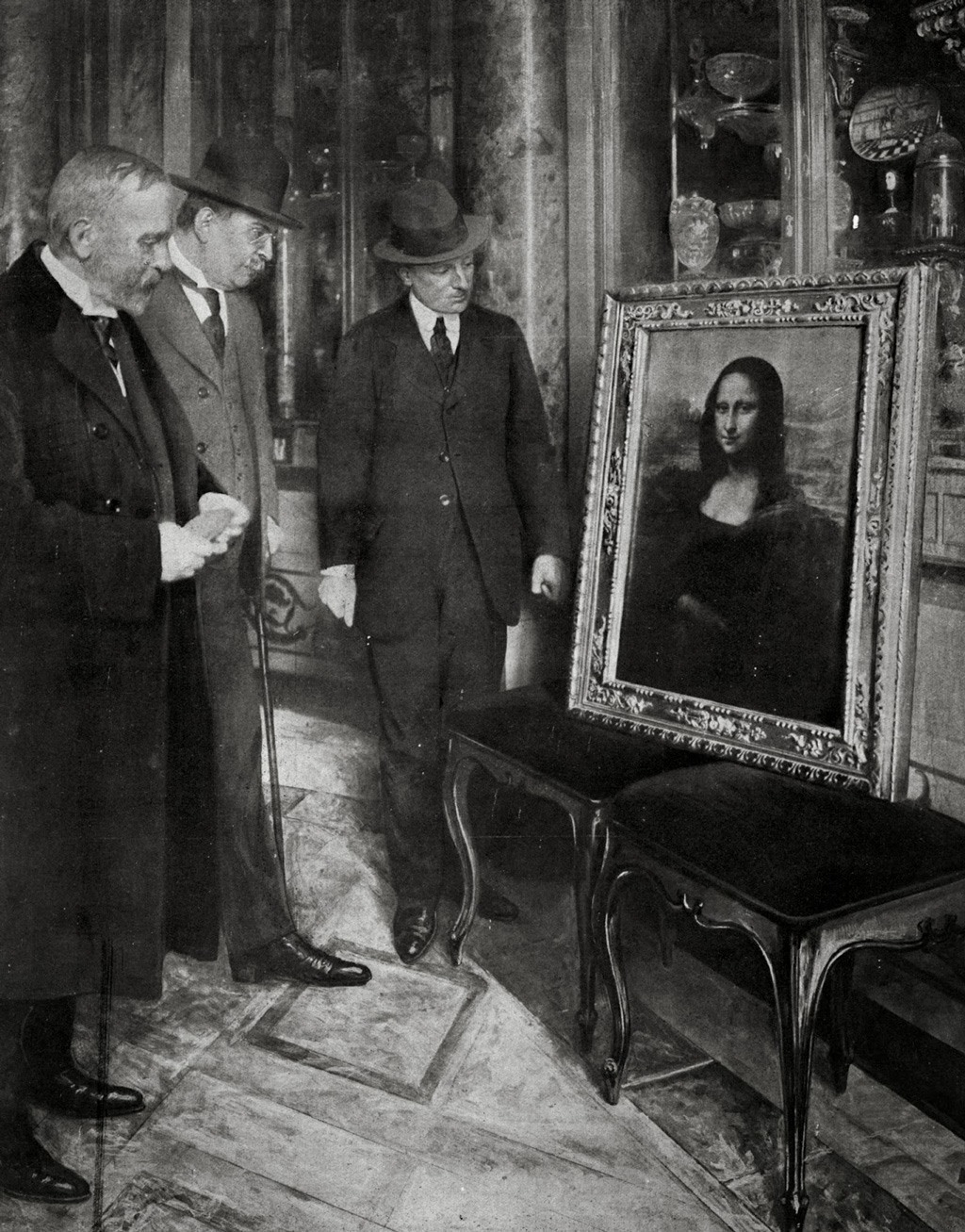 (جيوفاني بودجي) مدير صالة عرض (أوفيتزي) [على اليمين] يتفقد لوحة الموناليزا خلال إقامتها الوجيزة هناك في فلورنسا بإيطاليا في ديسمبر من سنة 1913