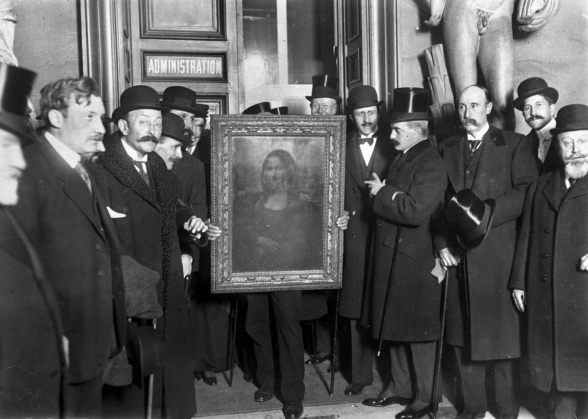 أشخاص متجمعون حول الموناليزا في باريس في الرابع من شهر يناير سنة 1914 في يوم عودتها إلى اللوفر