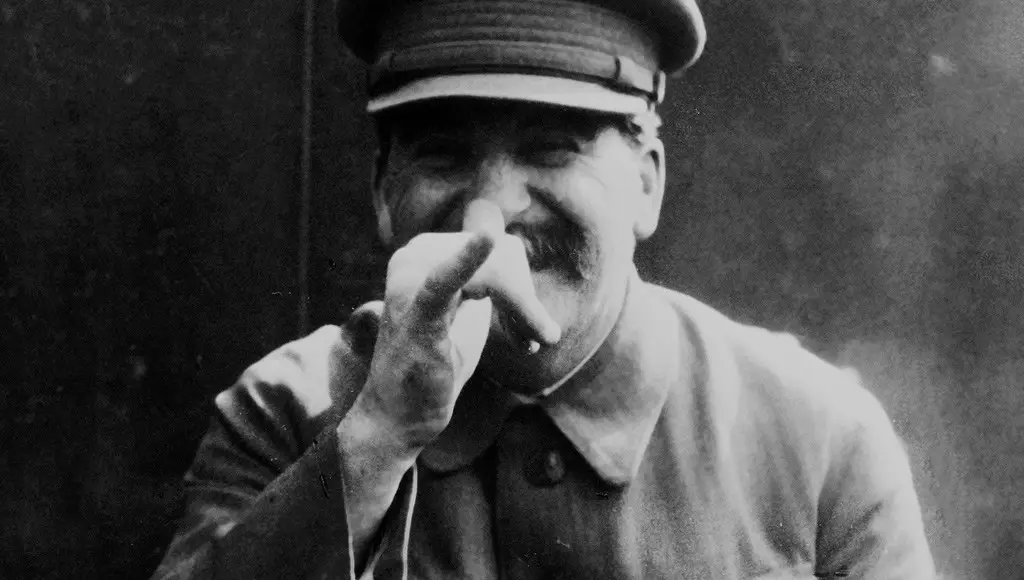 جوزيف ستالين يضحك