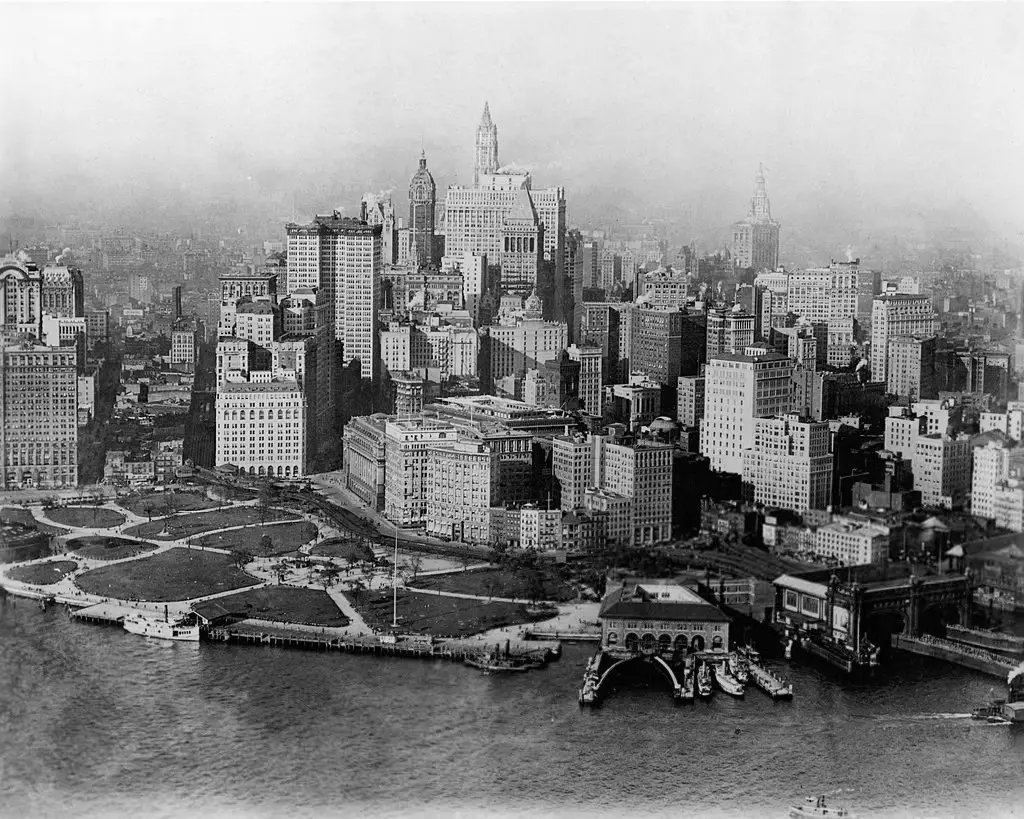 مشهد جوي من فوق خليج (نيويورك) إلى الناحية الشمالية عبر منتزه (باتري)، يظهر فيها القسم السفلي من ناطحات سحاب جزيرة (مانهاتن). عام 1923