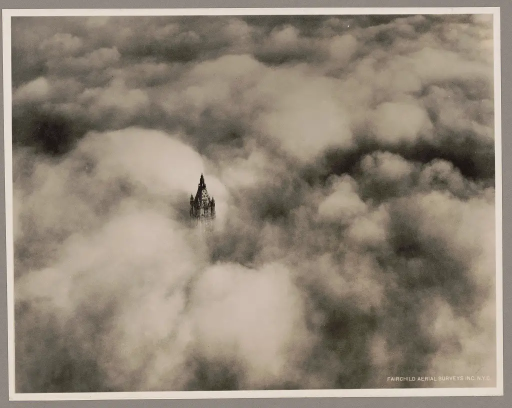 مشهد لبرج Woolworth في (نيويورك) وهو يبزغ من بين الغيوم. سنة 1928