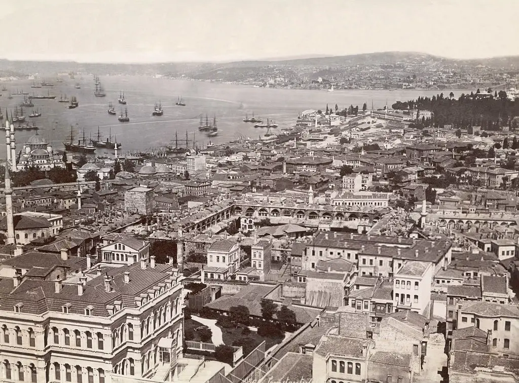 مشهد جوي لمدينة وميناء عاصمة الإمبراطورية الرومانية سابقاً (القسطنطينية)، و(اسطنبول) التركية حالياً. غير معروفة التاريخ