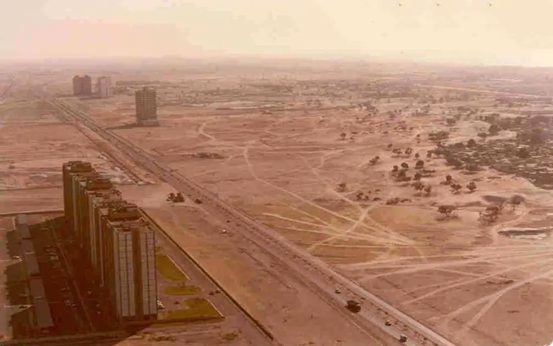 شارع الشيخ زايد في دبي سنة 1990.