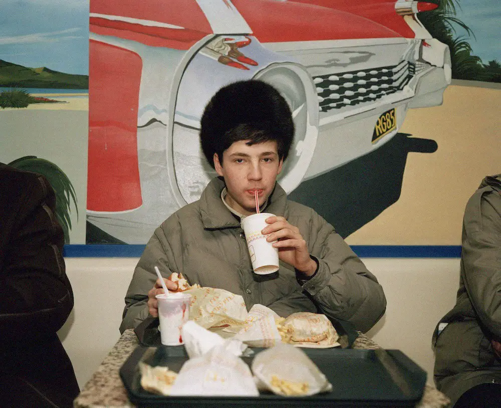 ماكدونالدز، افتتح أول مطعم له في موسكو عام 1990