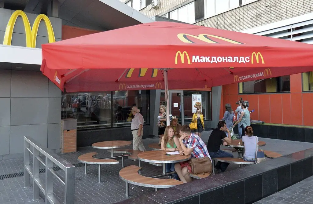 يقدم اليوم أكثر من 648 مطعم ماكدونالدز خدماته في مائة مدينة روسية.
