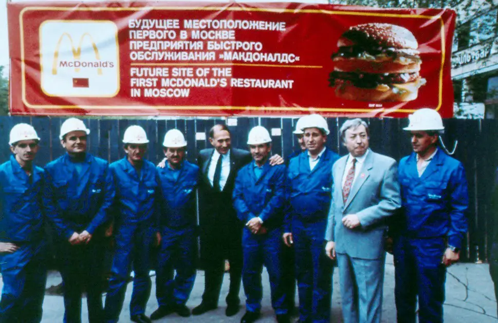 ماكدونالدز، افتتح أول مطعم له في موسكو عام 1990