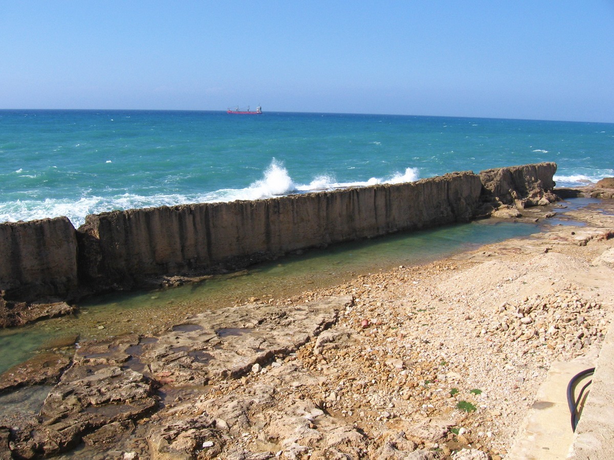 «سور البحر» وهو الجدار البحري الذي شيده الفينيقيون قديما من أجل حماية مدينتهم البترون من أمواج البحر العالية.