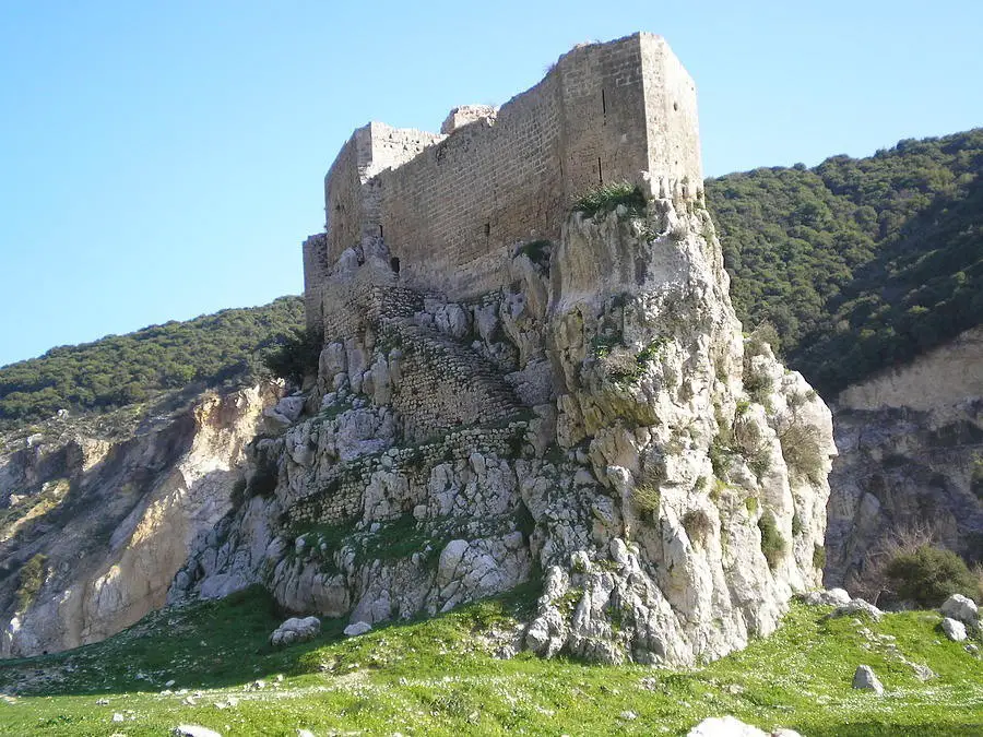 القلعة الصيليبية في المسيلحة بالبترون.