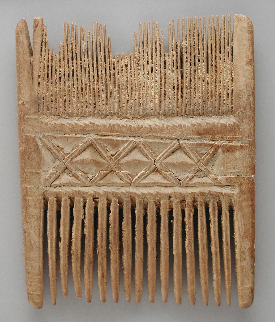 مشط خشبي من العصر القبطي في مصر كان يستعمل لإزالة القمل والصئبان