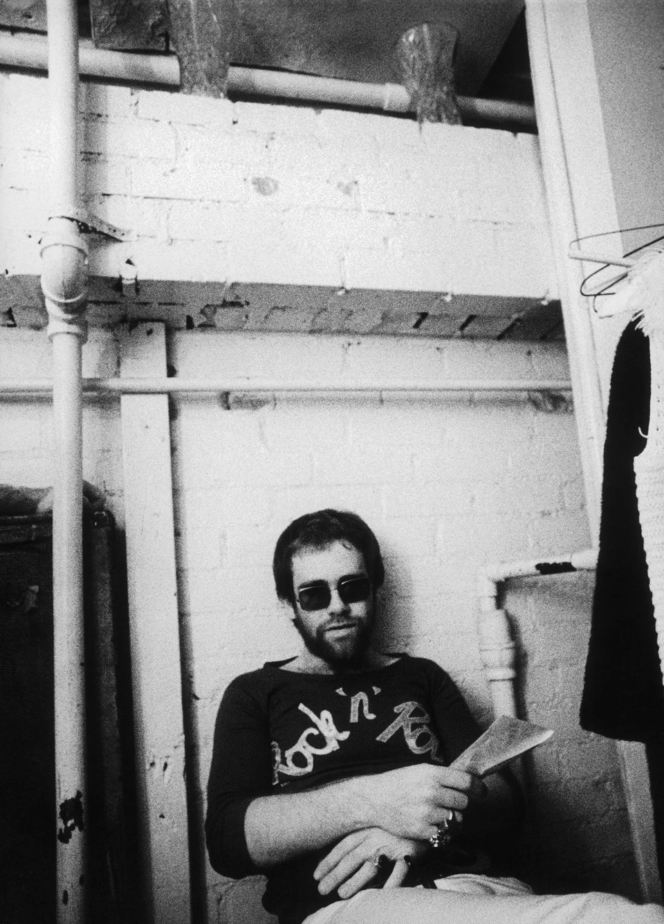 (إلتون جون) يسترخي خلف الكواليس في ملهى Doug Weston's Troubadour في (لوس أنجلوس) سنة 1970.