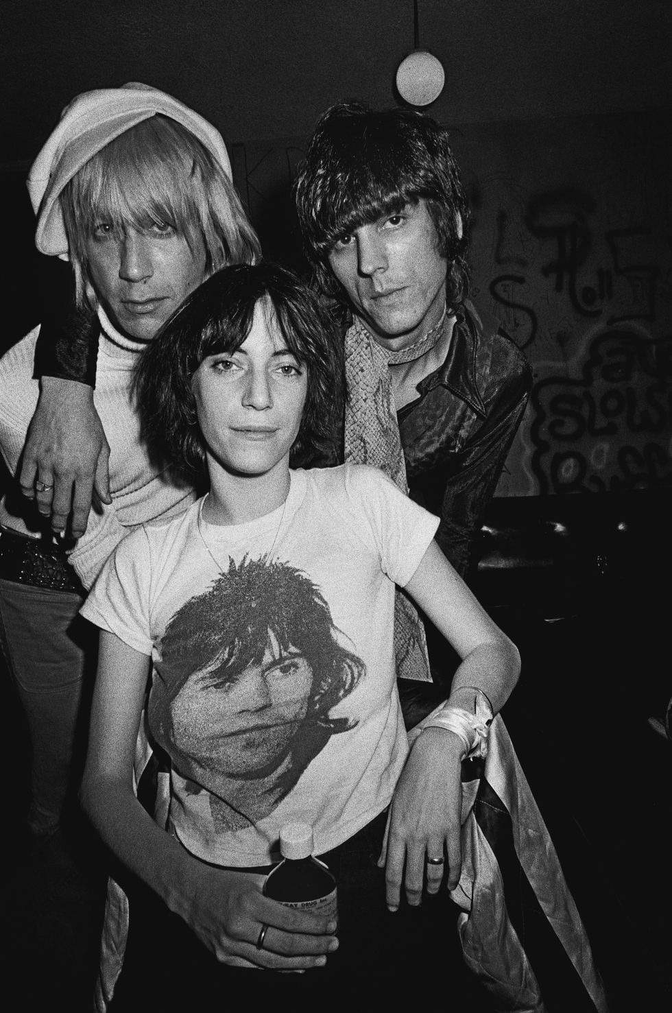 تتموضع هنا (باتي سميث) من أجل التقاط صورة مع (جايمس ويليامسون) و(إيغي بوب) من فرقة (ذا ستوجيز) The Stooges في (لوس أنجلوس) سنة 1974.