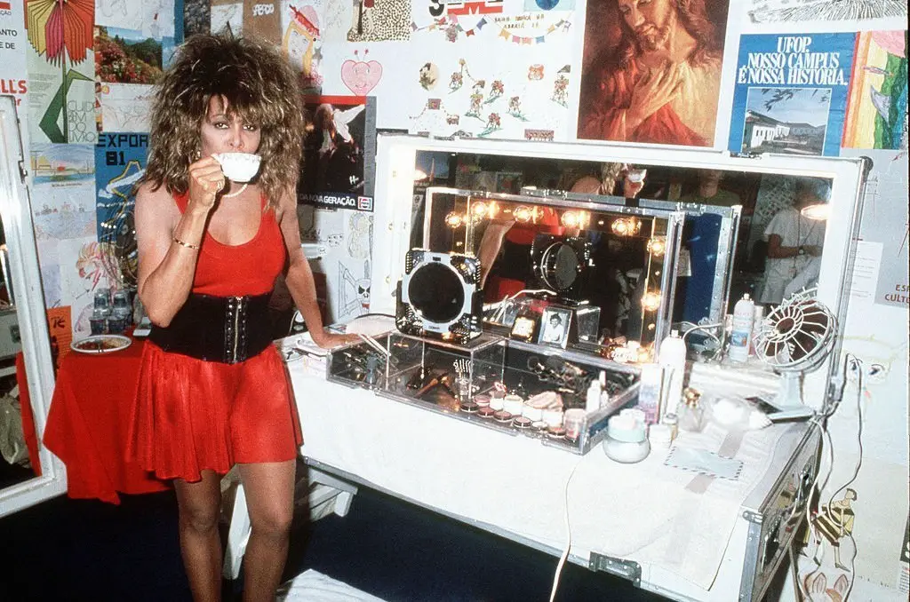 المغنية (تينا تورنير) خلف الكواليس في (ريو دي جانيرو) سنة 1988.