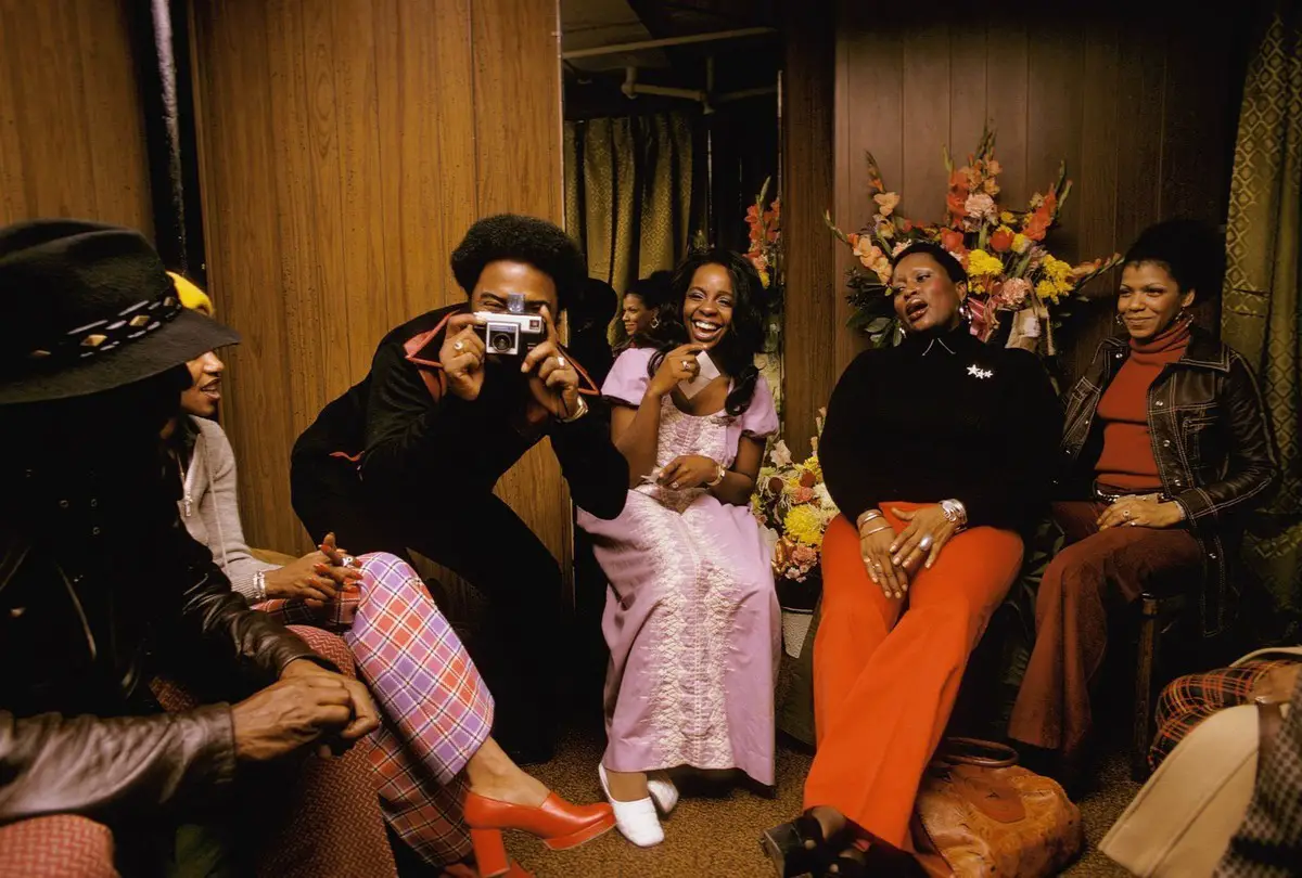 (غلاديس نايت آند ذا بايبس) Gladys Knight & The Pips خلف الكواليس مع بعض الأصدقاء في (هارلم) في سنة 1973.