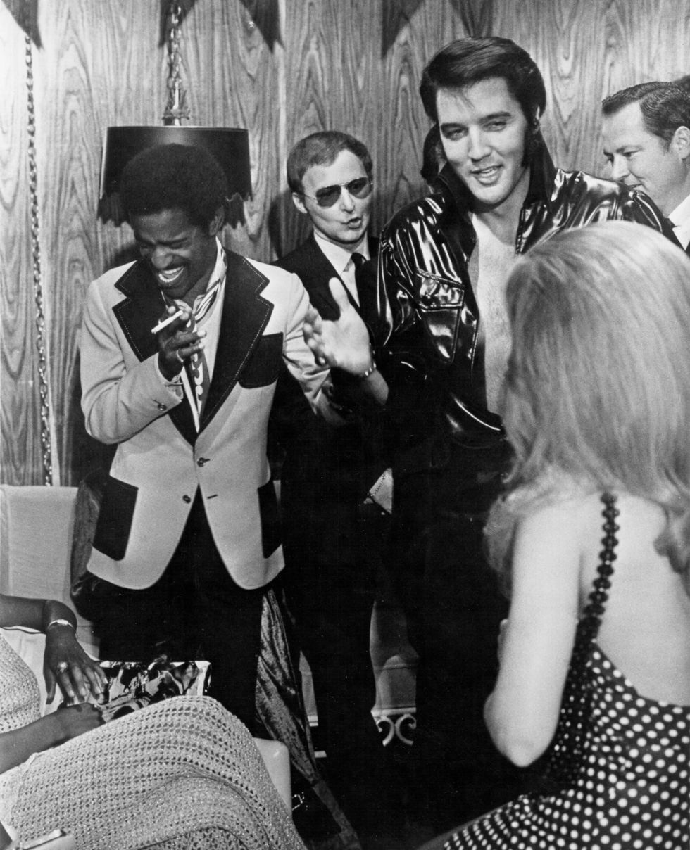 (جيني سيمونز) عازف غيثارة الباص والمغني المساعد الرئيسي في فرقة (كيس) KISS يعبث في أرجاء الكواليس في مسرح (كوبو) في (ديترويت) ولاية (ميتشيغان) سنة 1976.