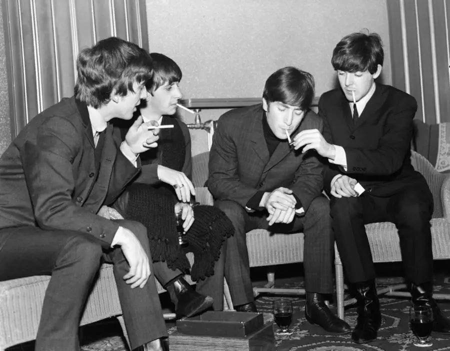 أعضاء فرقة الـ(بيتلز) خلف الكواليس في ملهى (ريغال) في (كامبريدج) سنة 1963.