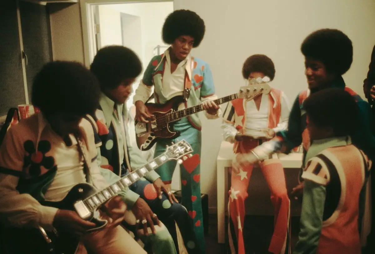 المغني الشهير الراحل (مايكل جاكسون) وفرقة (الإخوة جاكسون) خلف الكواليس سنة 1973.