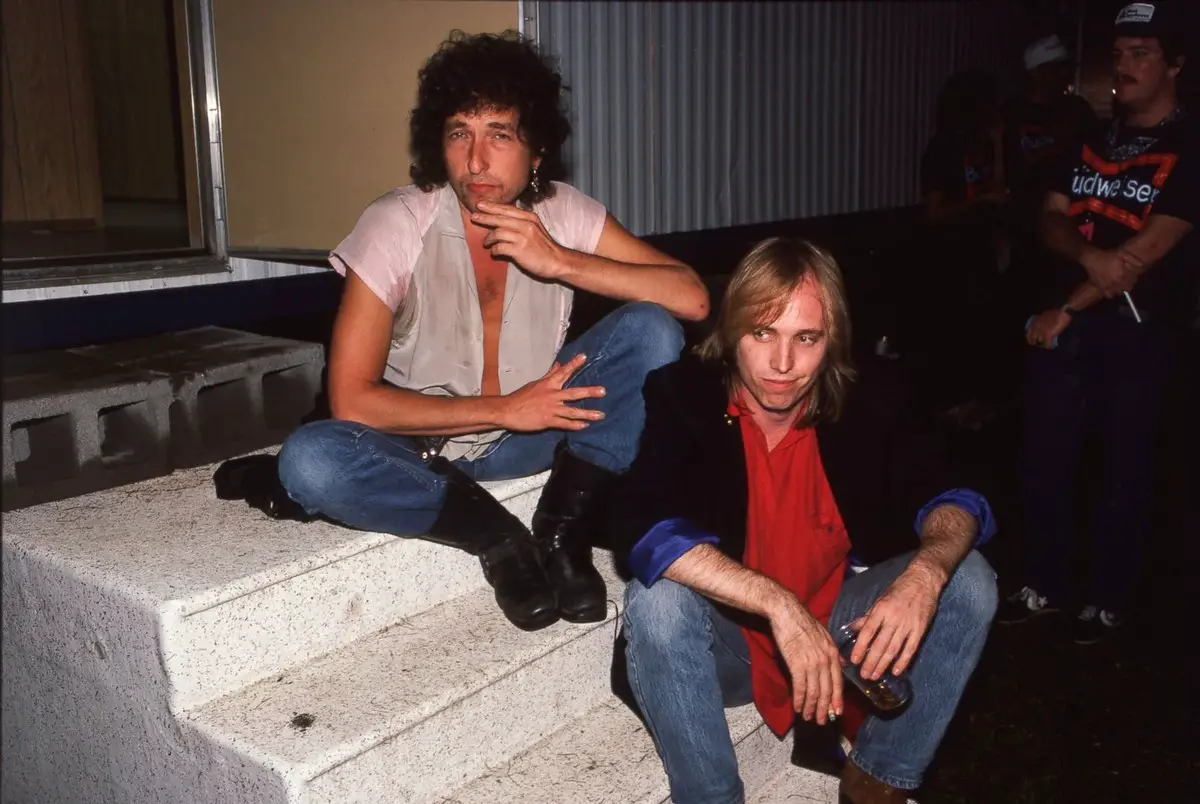 (بوب ديلان) و(طوم بيتي) يتموضعان لالتقاط صورة في مهرجان (فارم آيد) في (شامباين) في إيلينويز سنة 1985