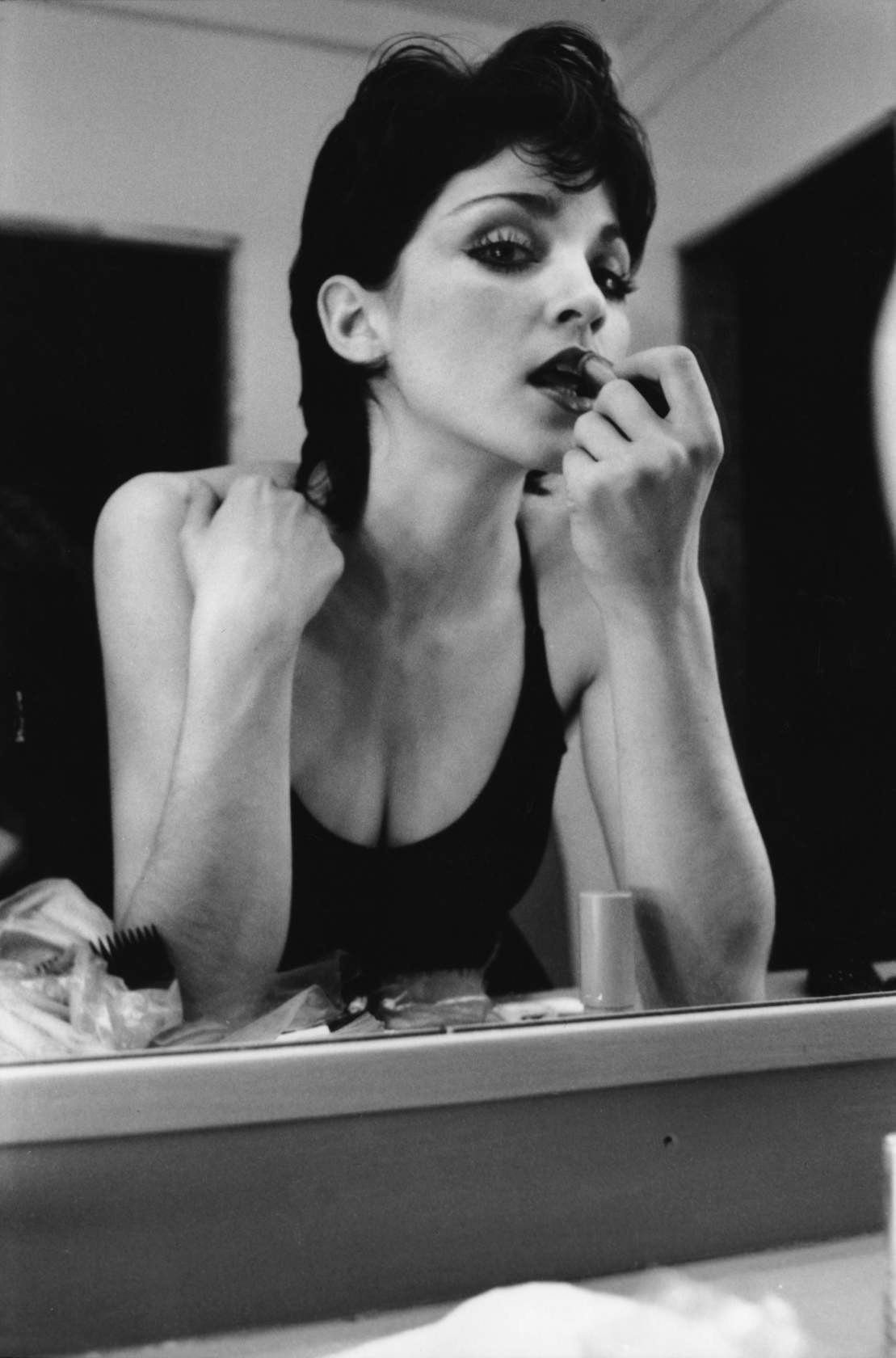 مادونا وهي تنظر في المرآة بينما تضع أحمر الشفاه في نيويورك سنة 1979.