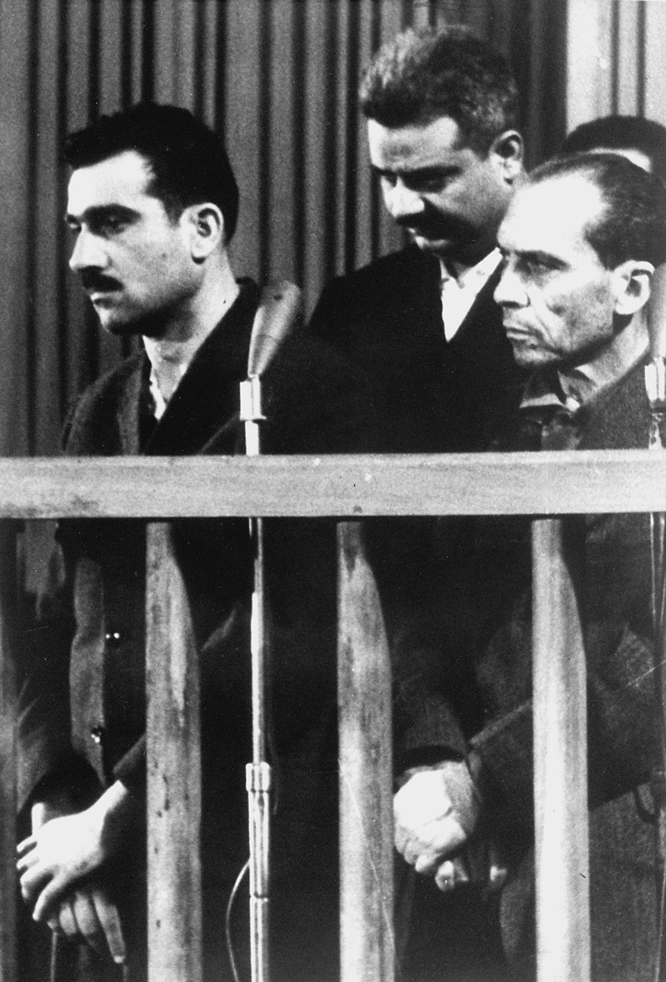 صورة التقطت في التاسع من شهر مايو سنة 1965 تظهر الجاسوس الإسرائيلي (إيلي كوهين) على اليسار واثنين من المعتقلين لم يتم تحديد هويتهما، خلال محاكمتهم جميعا في دمشق، وذلك قبل عشرة أيام من إعدامه.