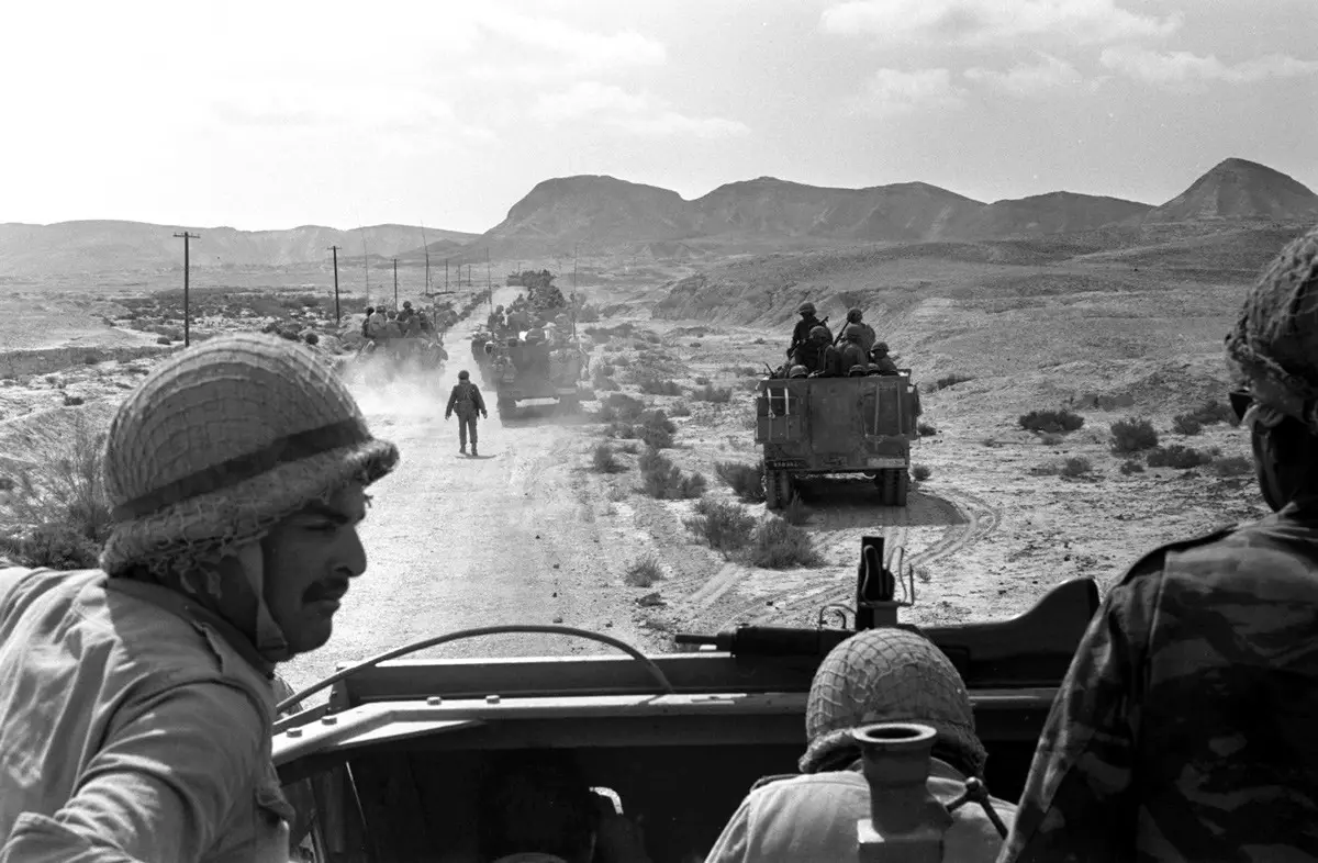 في هذه الصورة نرى قافلة من المدرعات الإسرائيلية وهي متجهة إلى جنوب صحراء سيناء في مصر خلال احتلال إسرائيل لها في حرب الستة أيام في السابع من شهر يونيو سنة 1967.