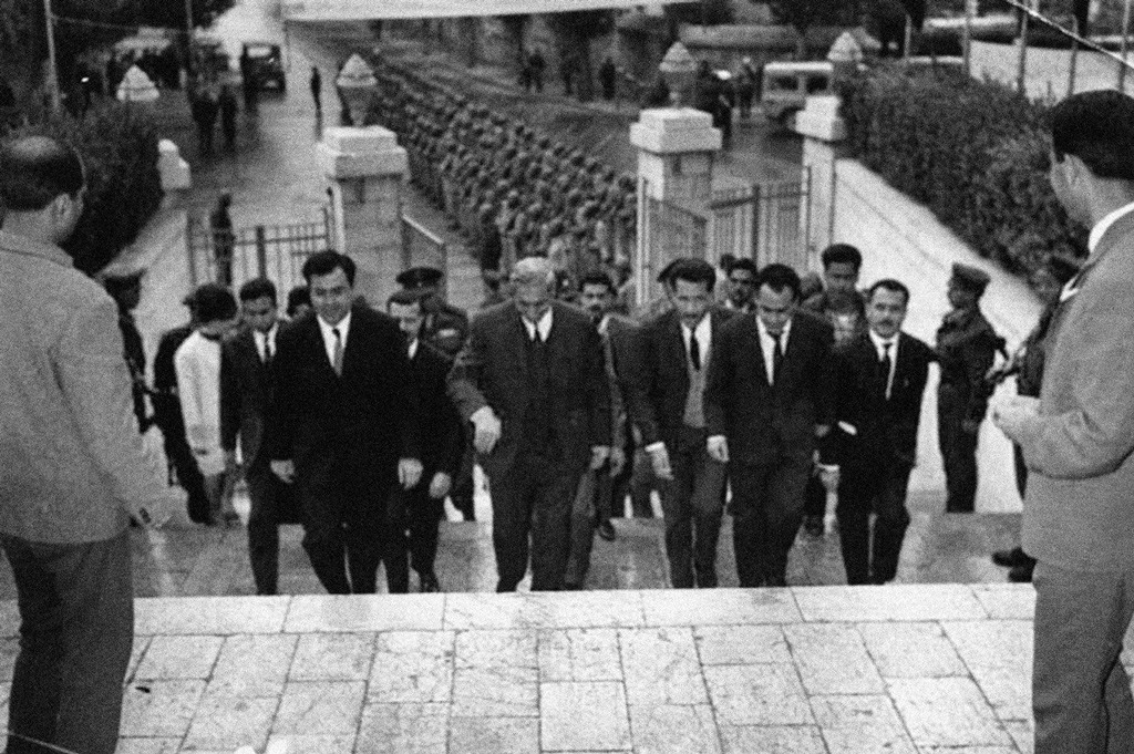 (إيلي كوهين) مع طاقم الرئيس السوري أمين حافظ بين سنتي 1963 و1966.
