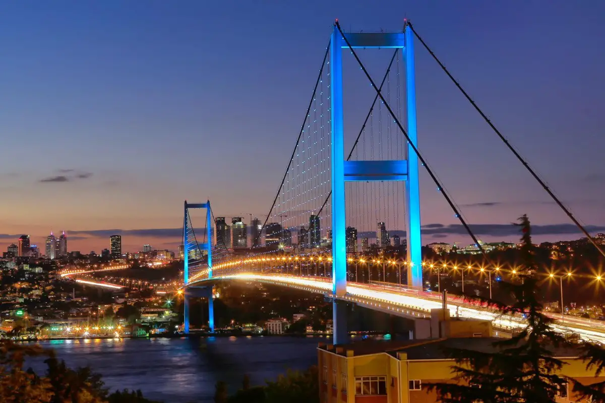 يربط جسر البوسفور بين الشرق والغرب في مدينة اسطنبول.